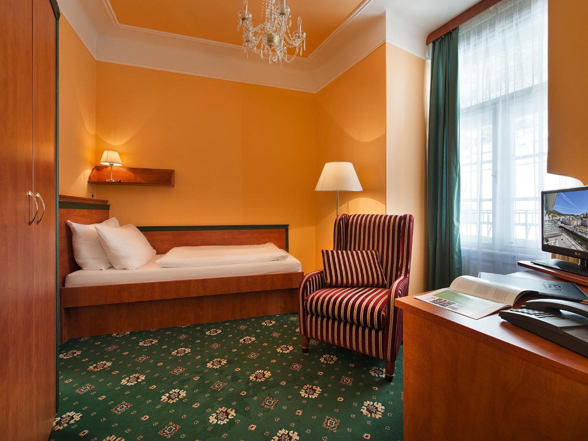 Ea Hotel Jessenius كارلوفي فاري المظهر الخارجي الصورة
