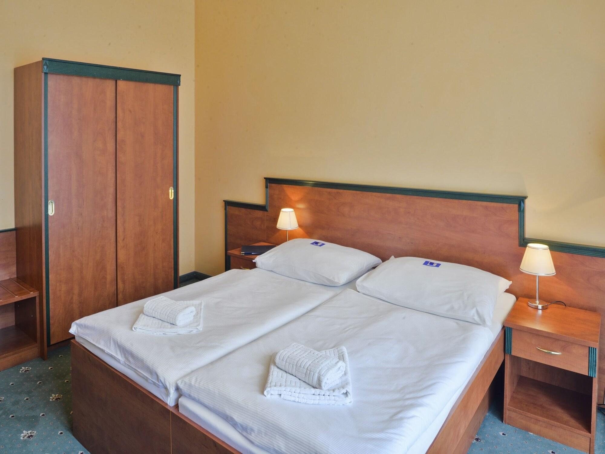 Ea Hotel Jessenius كارلوفي فاري المظهر الخارجي الصورة