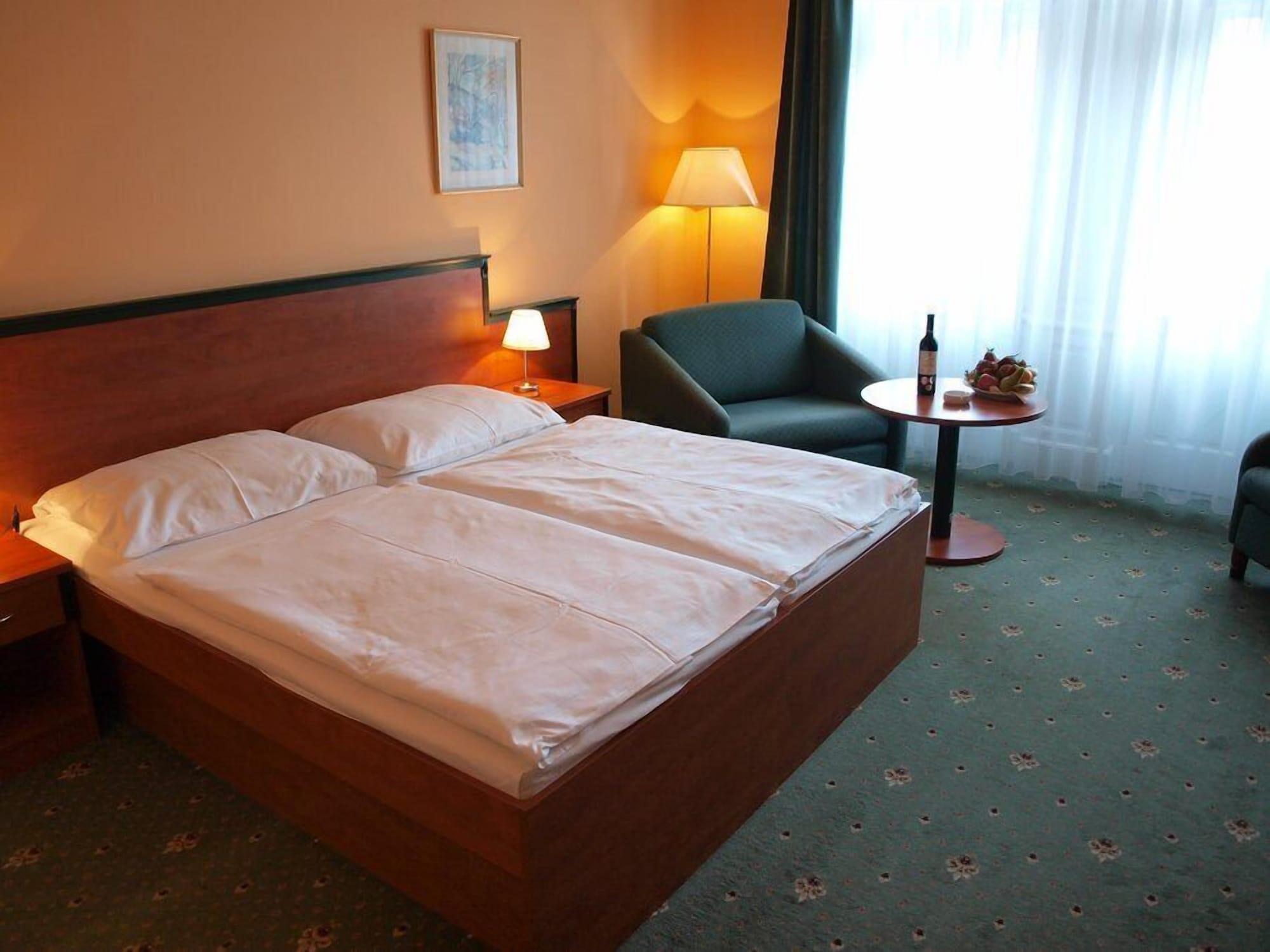 Ea Hotel Jessenius كارلوفي فاري المظهر الخارجي الصورة