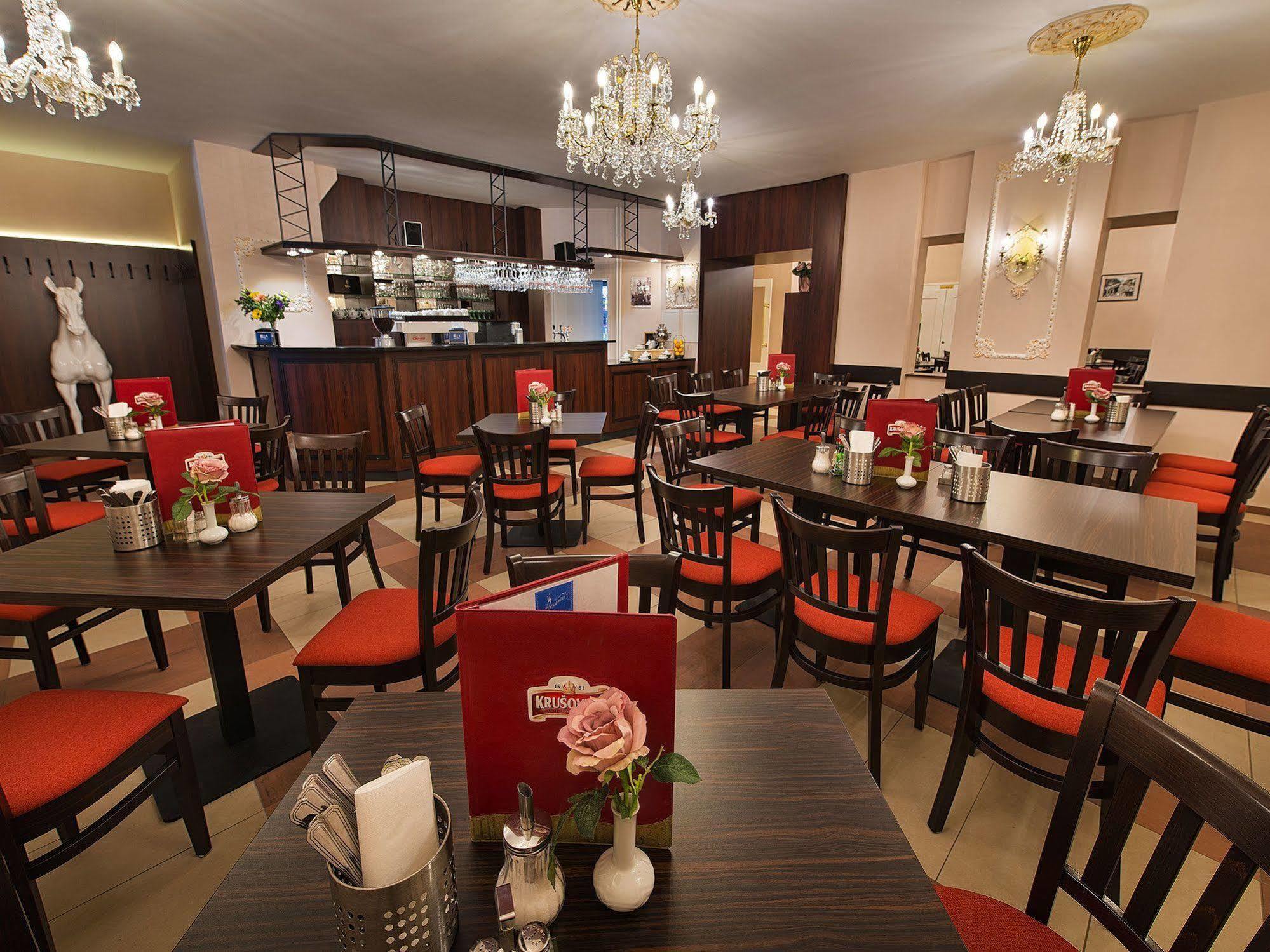 Ea Hotel Jessenius كارلوفي فاري المظهر الخارجي الصورة